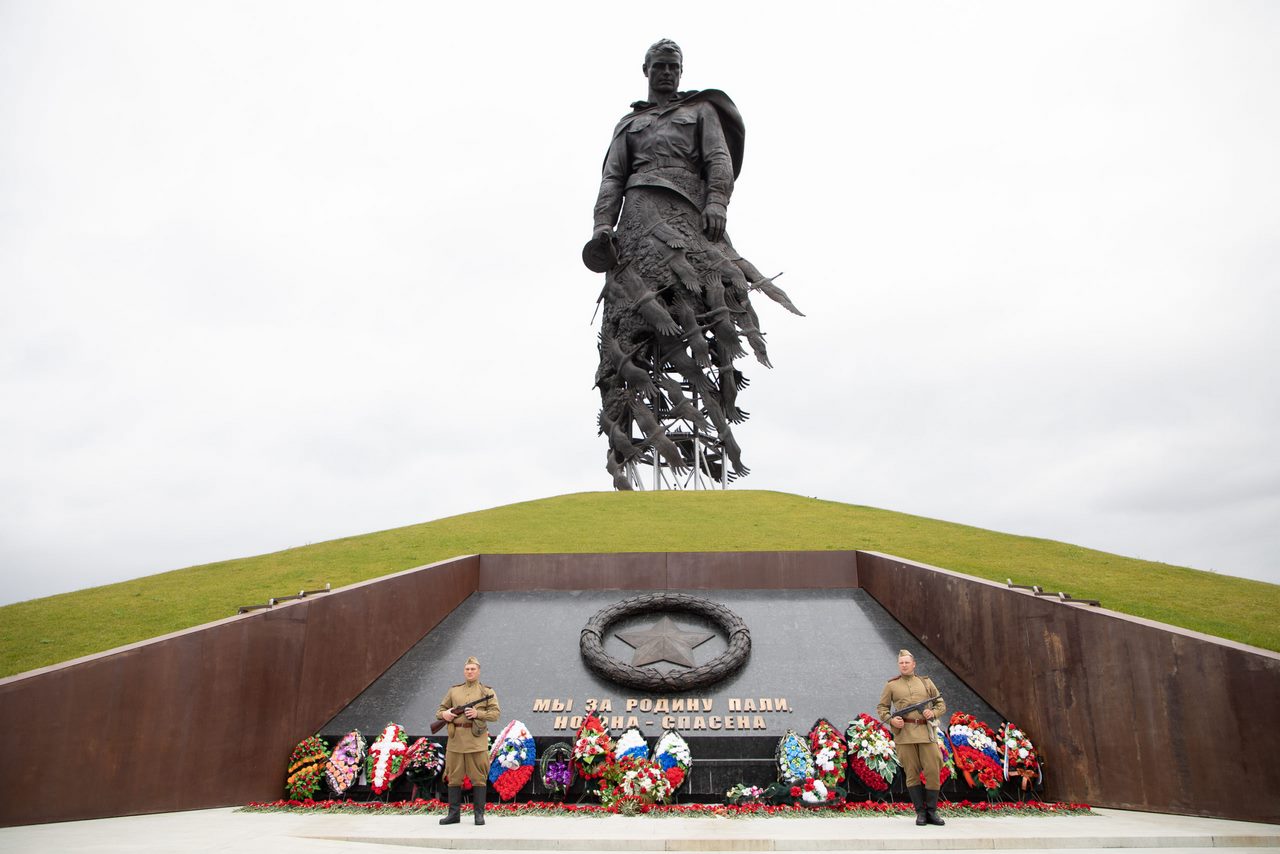 Памятник солдату ржев рисунок